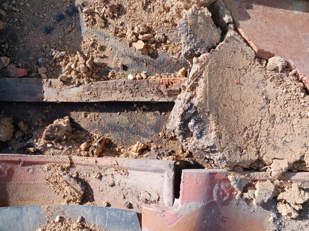 既設棟下の木が腐っていました。
雨水が浸入していたことが原因です。