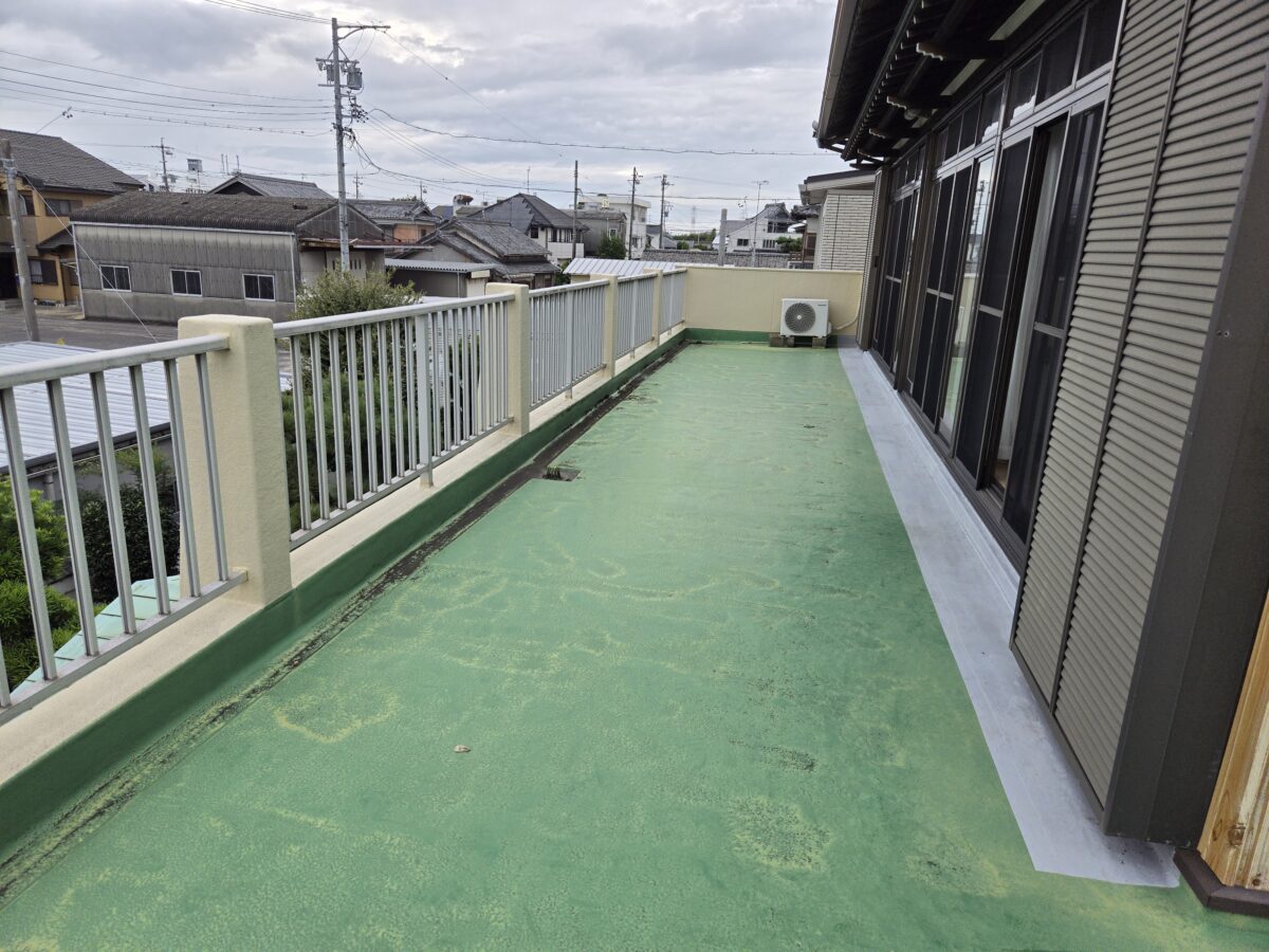 ベランダから雨漏り→ＦＲＰ防水工事で雨漏り解消へ