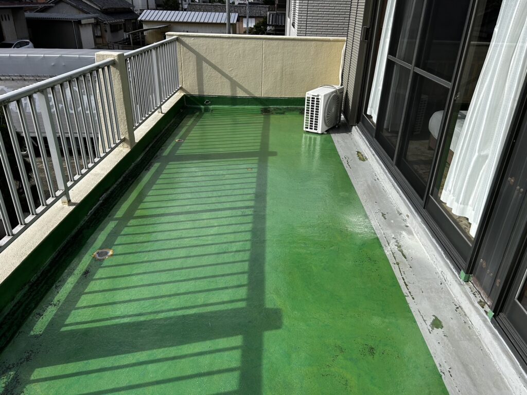 下地処理後に、改修プライマーを塗布し新規防水の密着を向上させました。