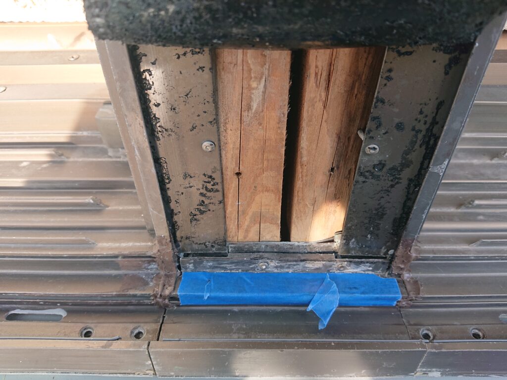 サッシとサッシの間の雨仕舞施工を行っています。
この箇所も雨水が浸入していた形跡がありました。