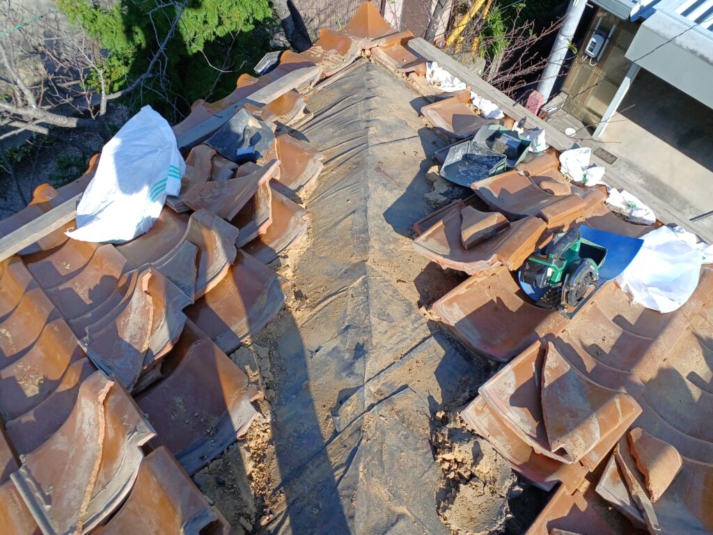 棟下の桟瓦を一旦剥がしています。