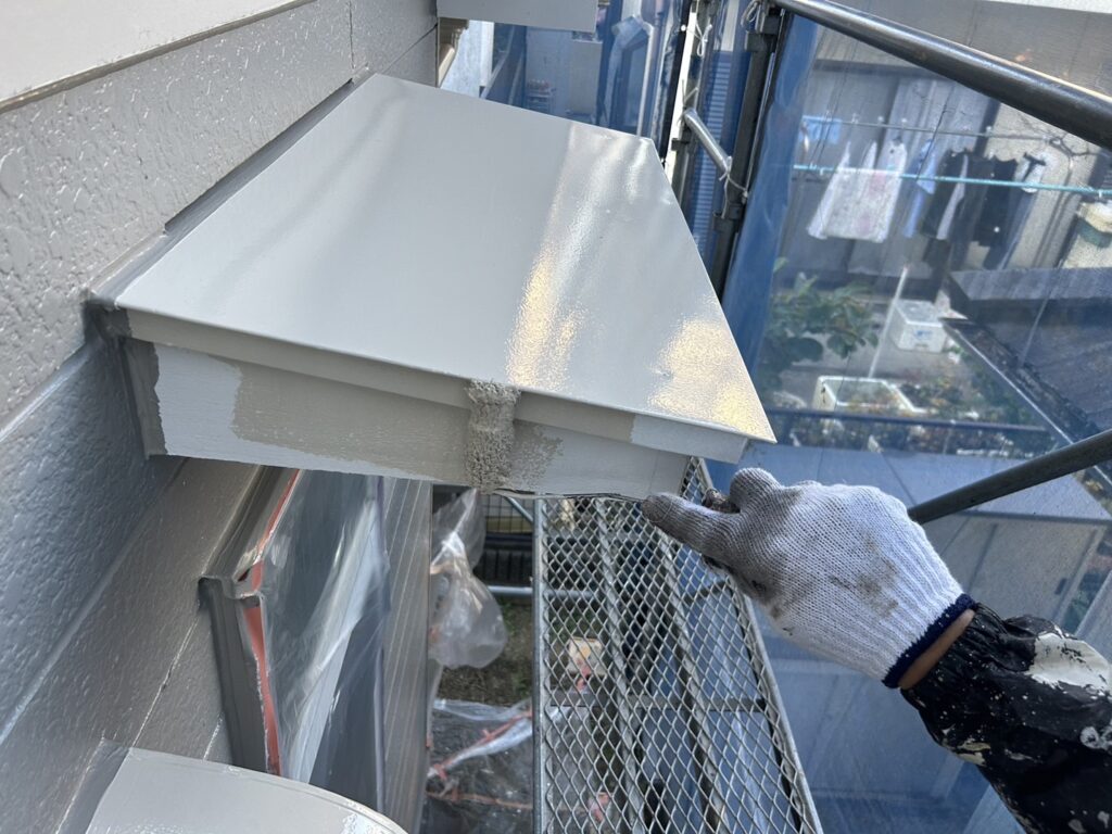 付帯部、庇の塗装中です。錆び止め塗装後に中塗り中です。