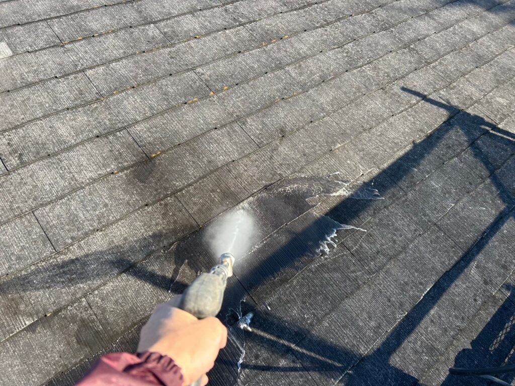 塗装工事開始です。
屋根を高圧洗浄をし、汚れや苔などを洗浄しました。