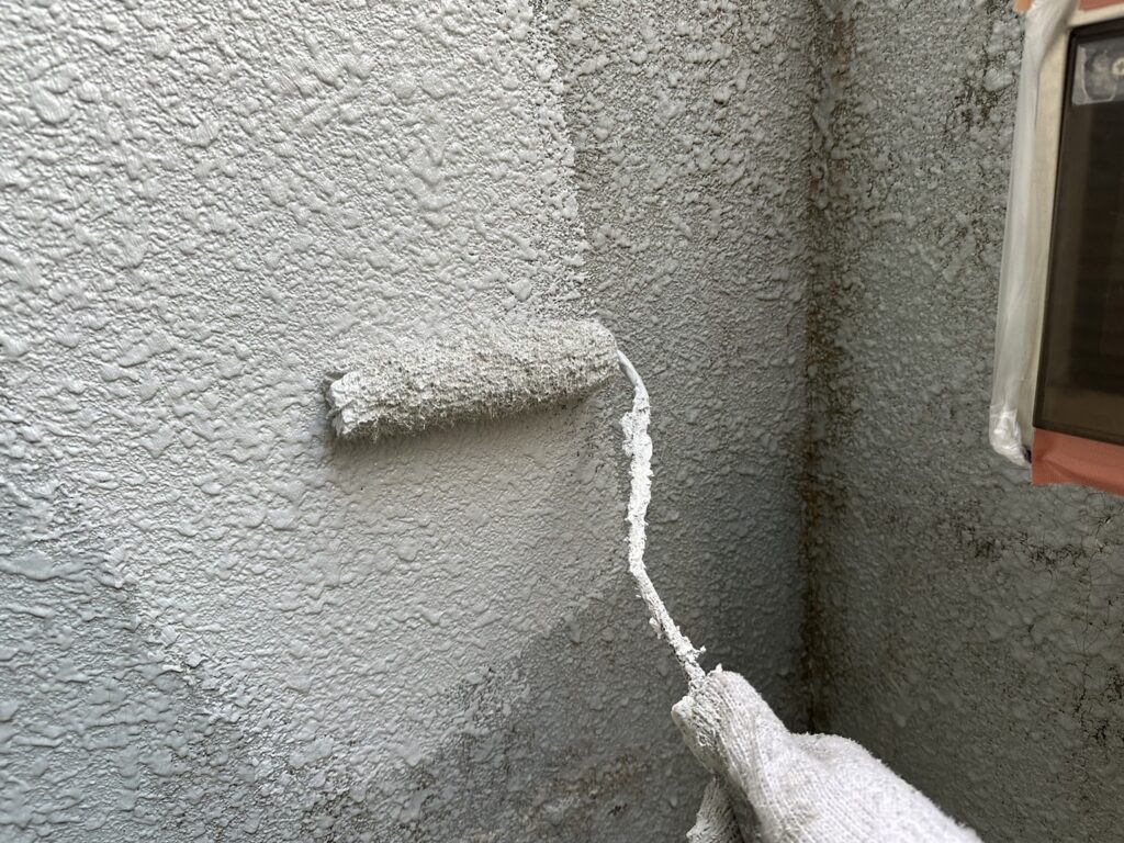 外壁塗装中です。
下塗り中です。