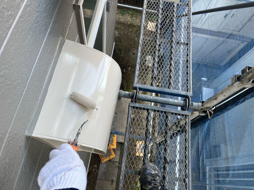 付帯部、換気扇フードの塗装中です。上塗りを行っています。
