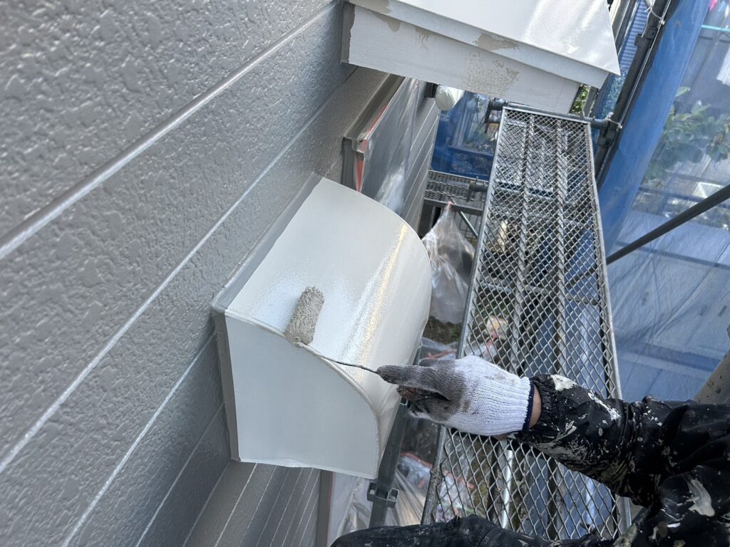 付帯部、換気扇フードの塗装中です。錆び止め塗装後に中塗り中です。