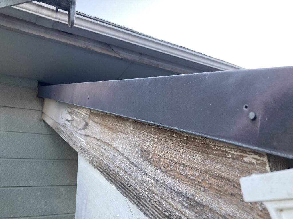 屋根の破風部板金を留め付けている釘が浮いていました。
