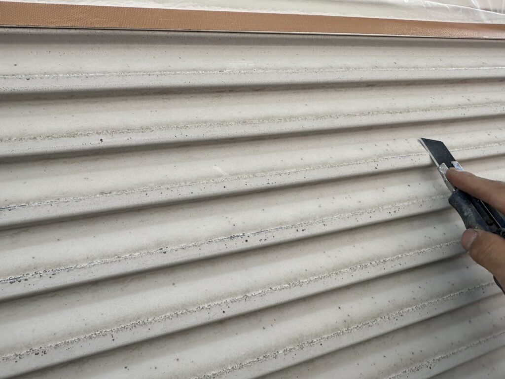 雨戸塗装。既存塗料等をケレンしています。