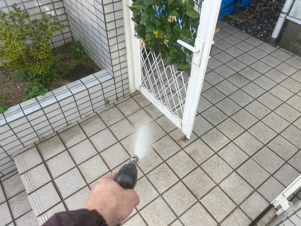 建物の高圧洗浄終了後に、周辺の玄関タイルなども洗浄を行いました。
