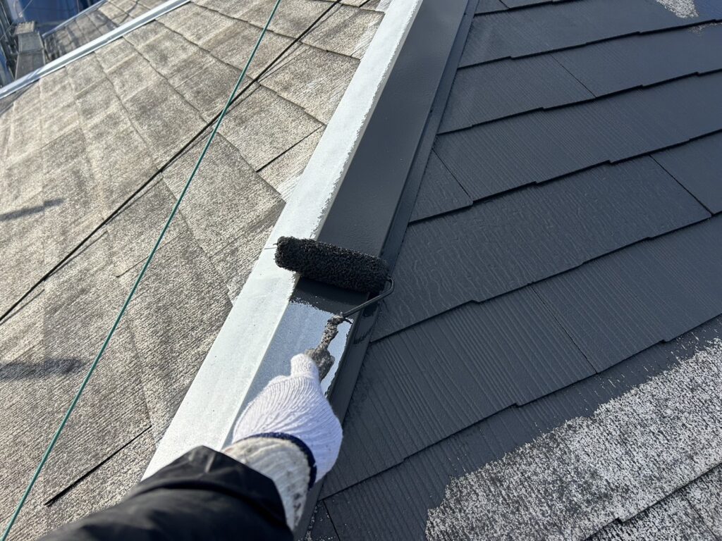 棟包み板金塗装。中塗り中です。