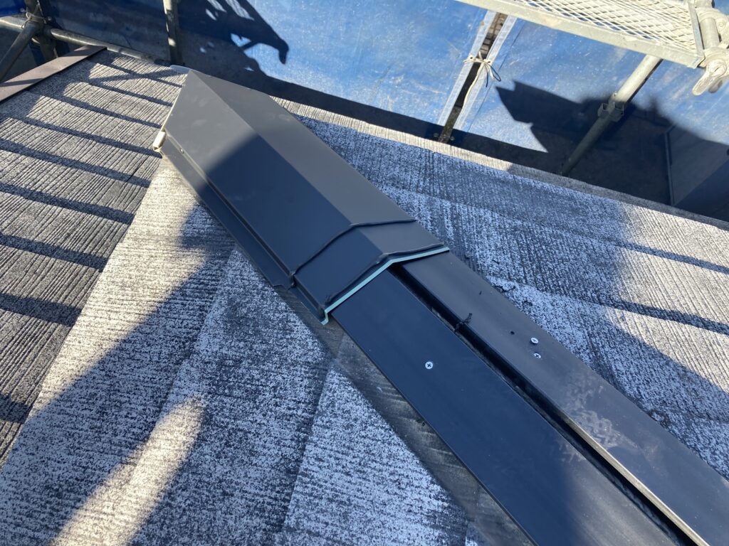 屋根棟包み板金を交換中です。下地は腐らない樹脂木を使用しました。