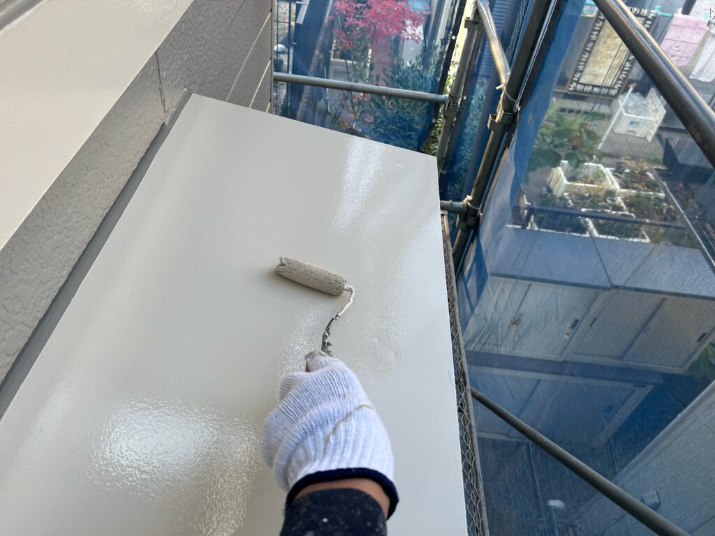 付帯部、庇の塗装中です。上塗りを行っています。