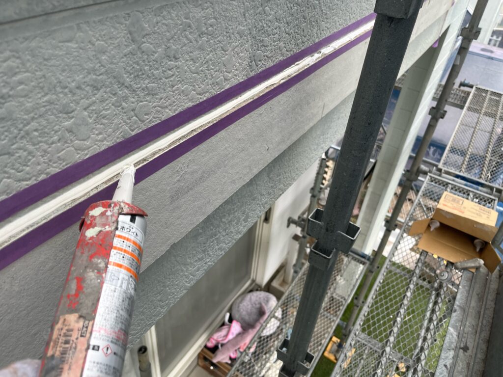 外壁モール上をコーキング施工中です。