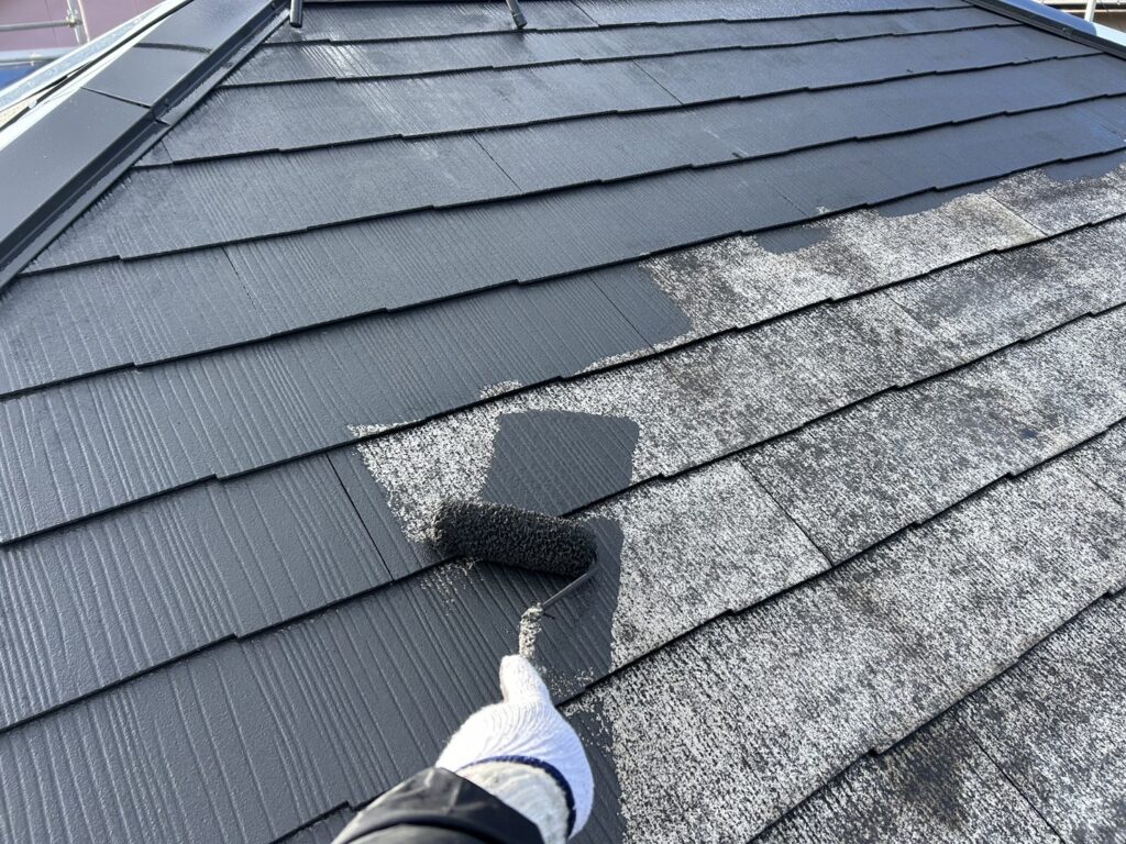 屋根材塗装。中塗り中です。