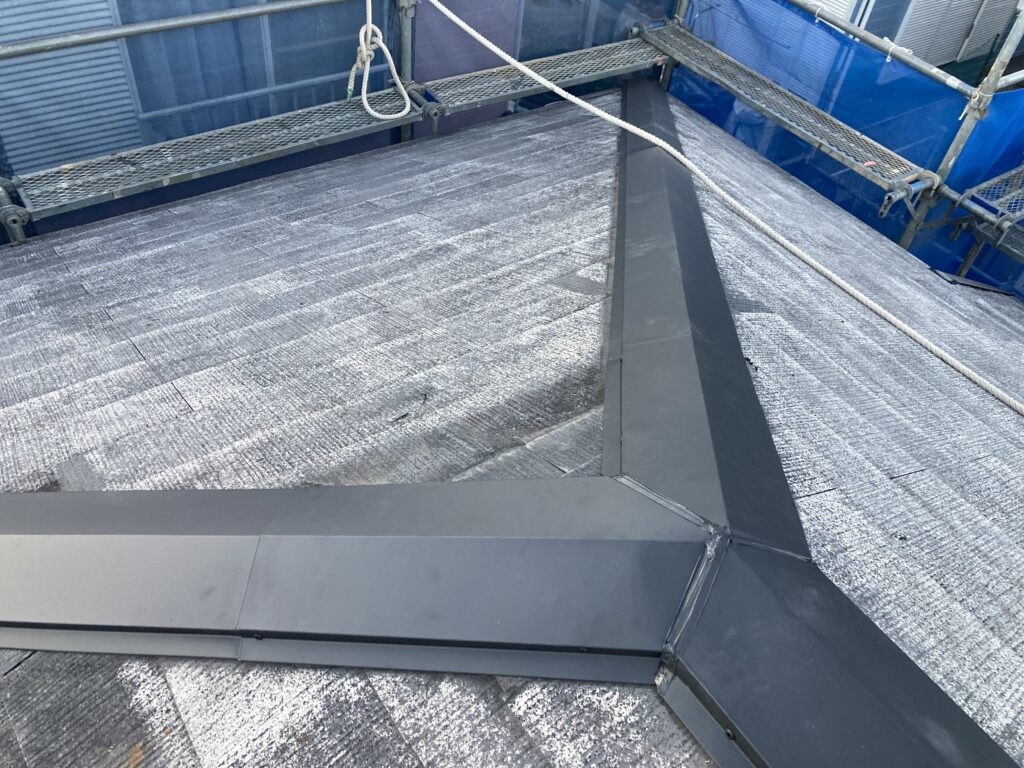 屋根棟包み板金の交換工事が完了しました。