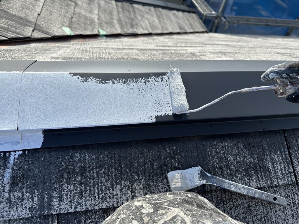 棟包み板金は屋根材と色を合わせる為に塗装を行いました。
錆止め下塗り中です。
