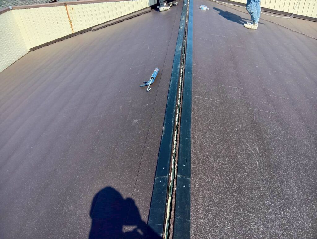 工程⑥
棟包みを固定する為の樹脂木下地を取付けました。