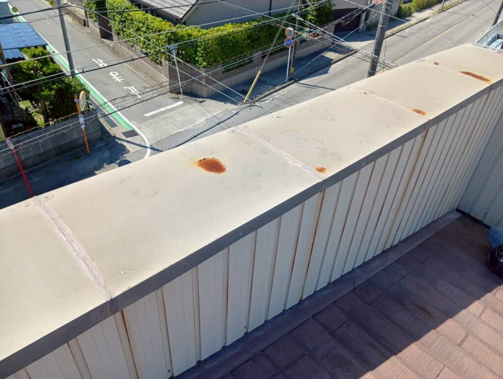 笠木板金は錆やコーキングの切れがみられました。雨漏りの原因はこの箇所が疑わしいです。