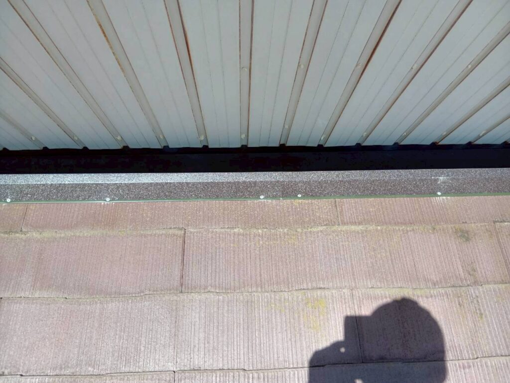 工程③
軒先にスターターを取付けました。
1段目の本体板金をこのスターターに引掛けます。