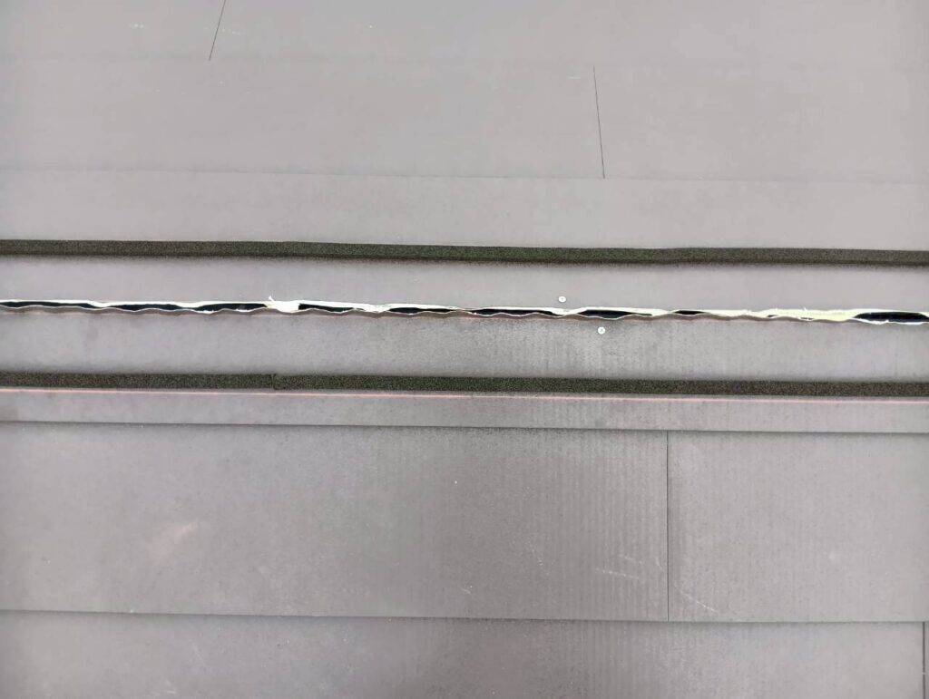 板金本体の最上段(棟際)は雨水の吹込み防止の為に、立上げを行っています。